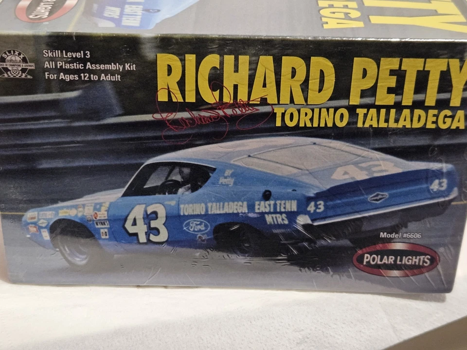 Polar Lights Ford Torino Talladega Richard Petty Kit 1/25 - Immagine 3 di 4