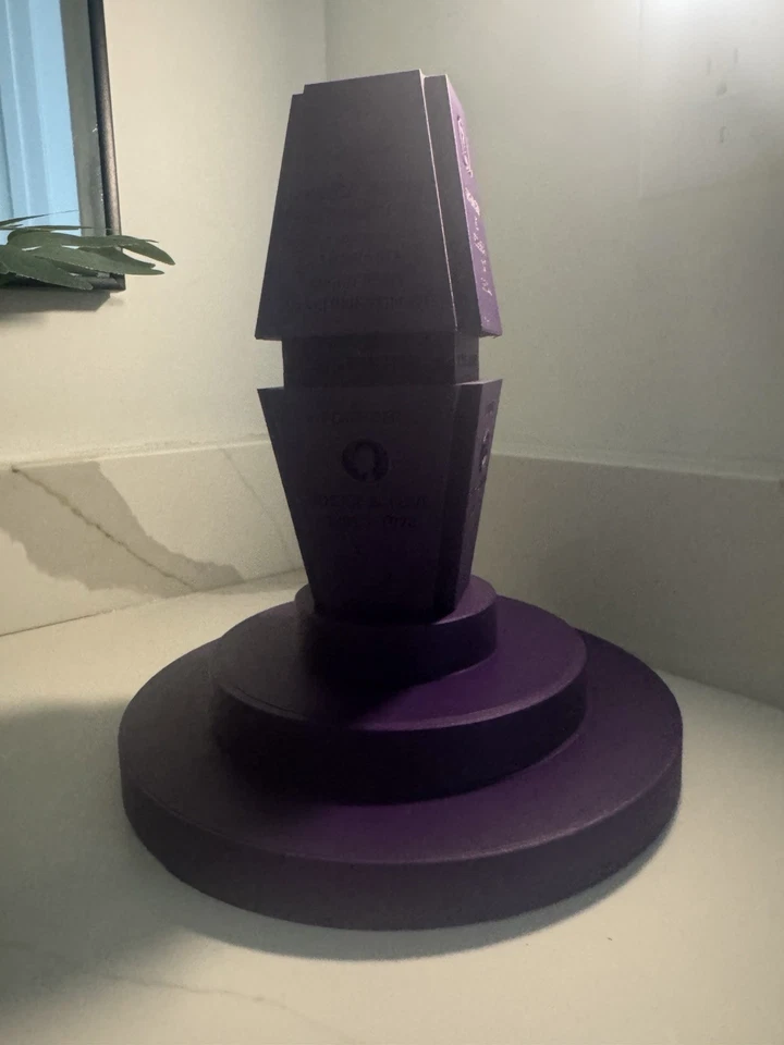 Omega Psi Phi Monumento a los Fundadores Réplica Impresión 3D, Púrpura Real, 10 pulgadas de Altura Foto 4 de 4