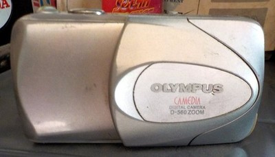 Olympus CAMEDIA D-560 Zoom 3.2MP Digital Camera - Silver ~ Parts Only Read!!