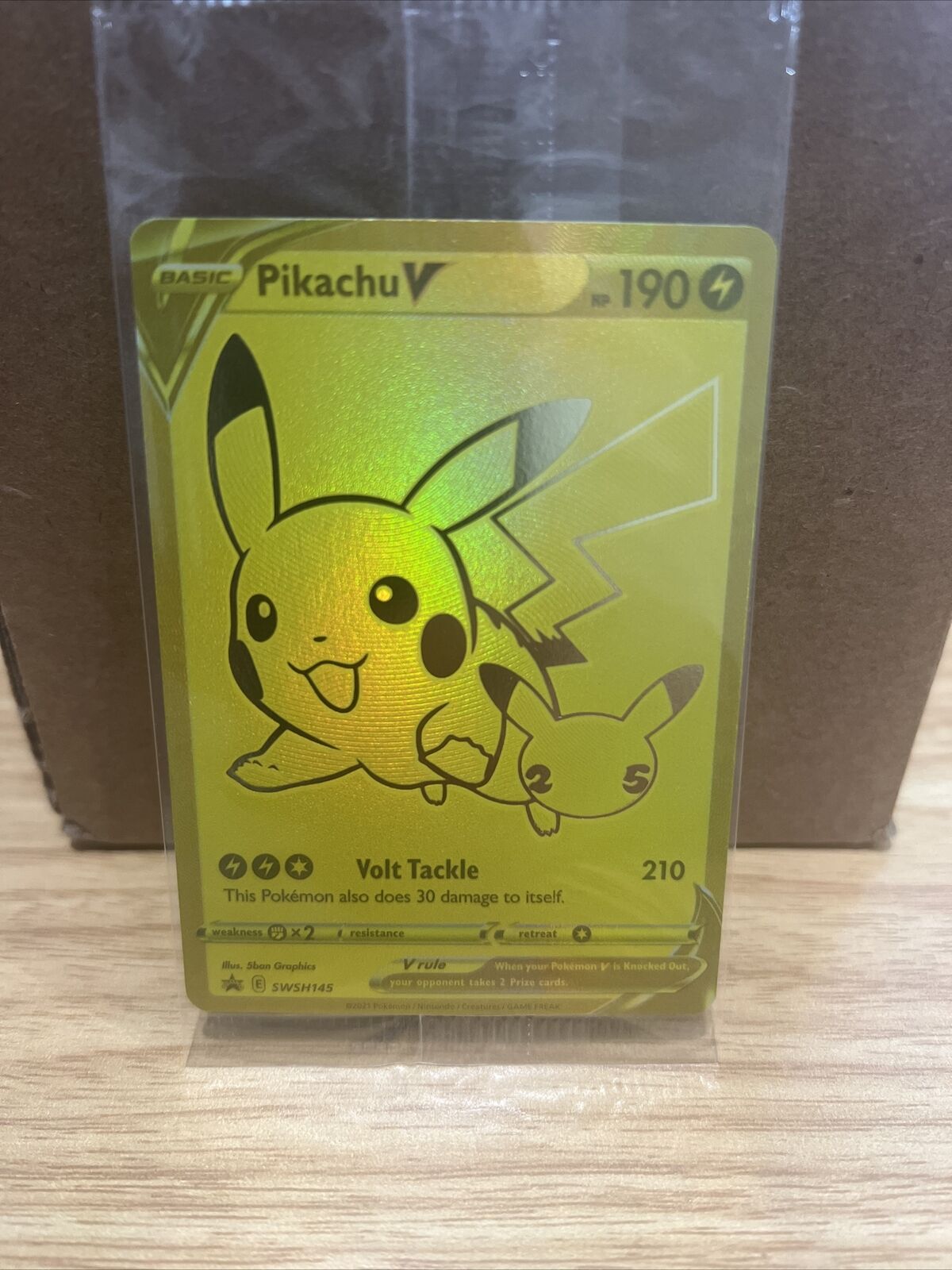 Carta Pokémon Pikachu V Grande Promo + Brindes