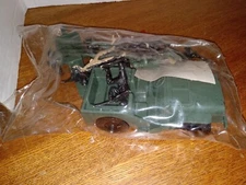 VINTAGE US ARMY JEEP AND CANNON W/ ARMY MEN & STICKERS