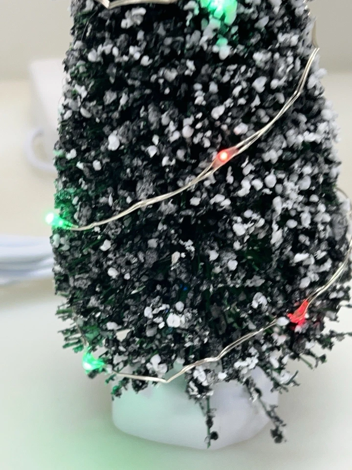 "Árbol de Navidad iluminado y flocado Lemax con caja de baterías de 7"" de alto" Foto 3 de 4