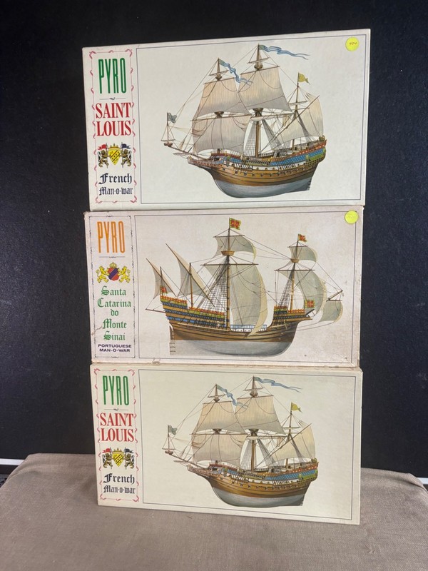 Lot of 3 Model Kits PYRO  SAINT LOUIS Santa Catarina and SAINT LOUIS French Man-