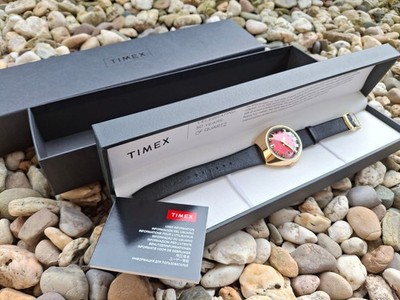 Timex Q 1972 Reissue - Rotes Ziffernblatt TW2V25400 - Gehäuse Gold- Vintage Stil