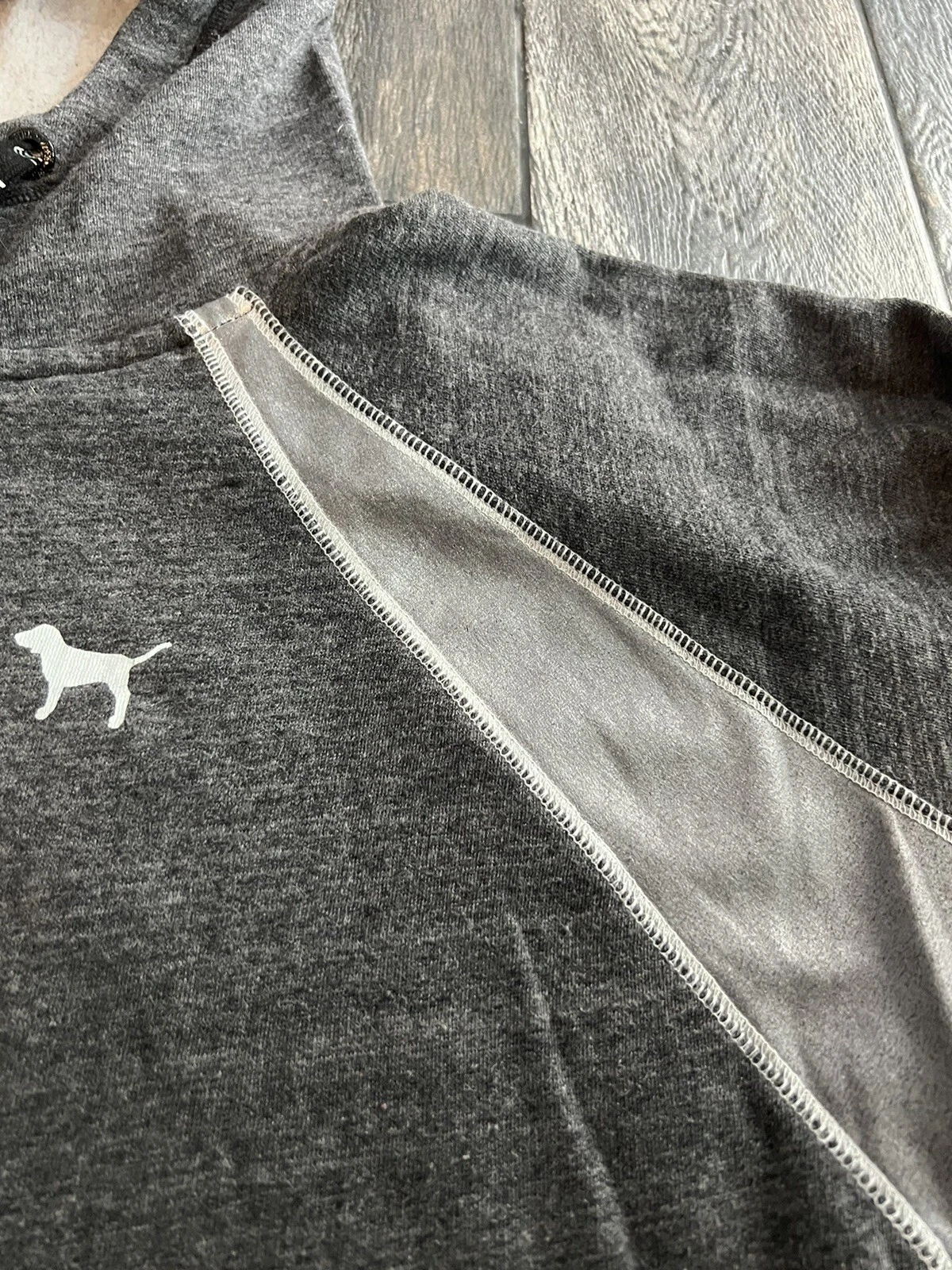 UNDERCOVER Felpa con cappuccio Victoria’s Secret rosa antracite grigio metallizzato collo imbuto nera L