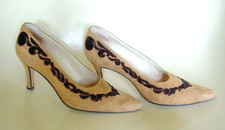 VINTAGE 90s PANCALDI TAN SUEDE HIGH-HEEL PUMPS w/ BLACK VELVET SWIRLS 6B ITALY
