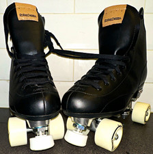 Roller Derby Black Indoor Quad Roller Skates White Wheels  Extra Black Laces