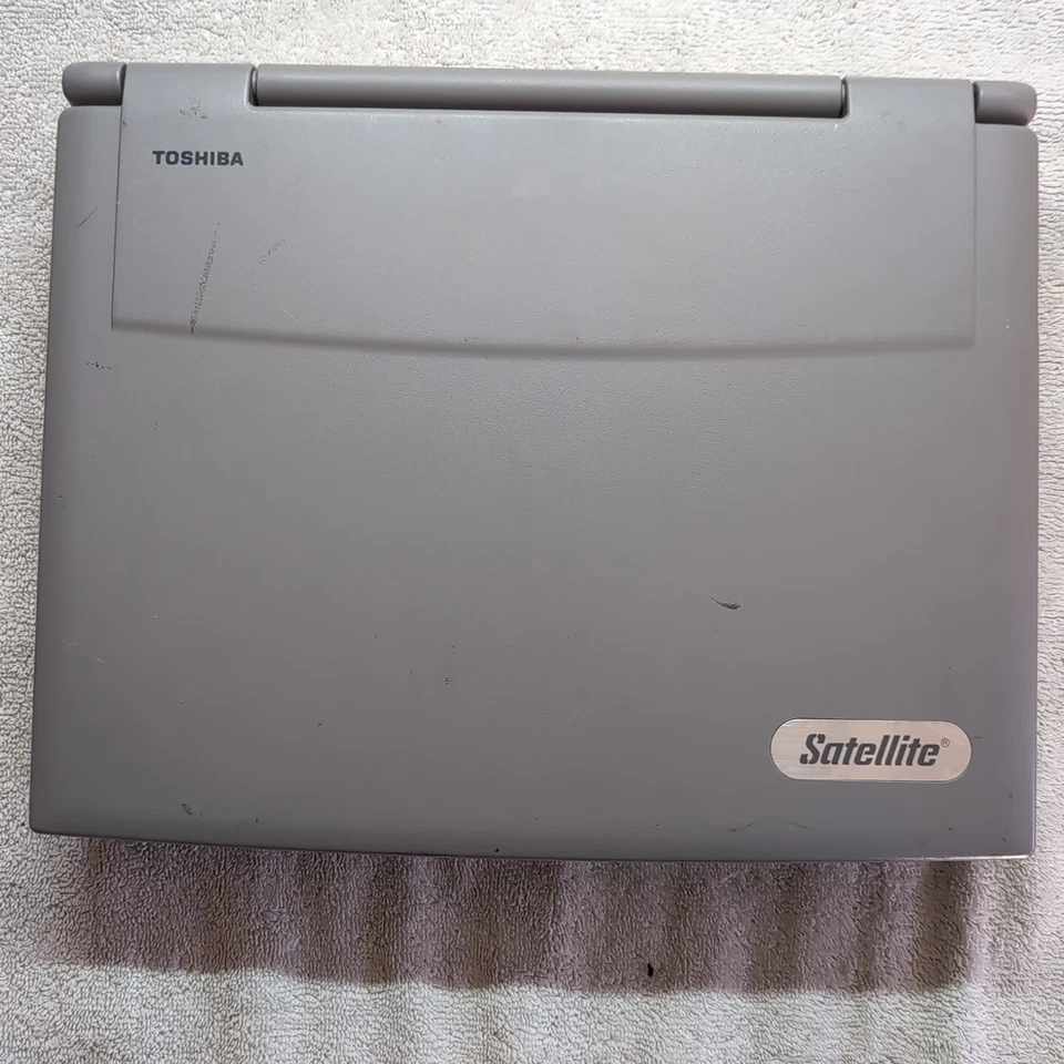 TESTED Toshiba 225CDS Notebook Laptop Computer Pentium 133MHZ 1.34 GB 16MB RAM - Image 2 of 4