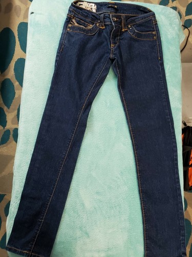 Low Rise Jeans w Floral Applique 