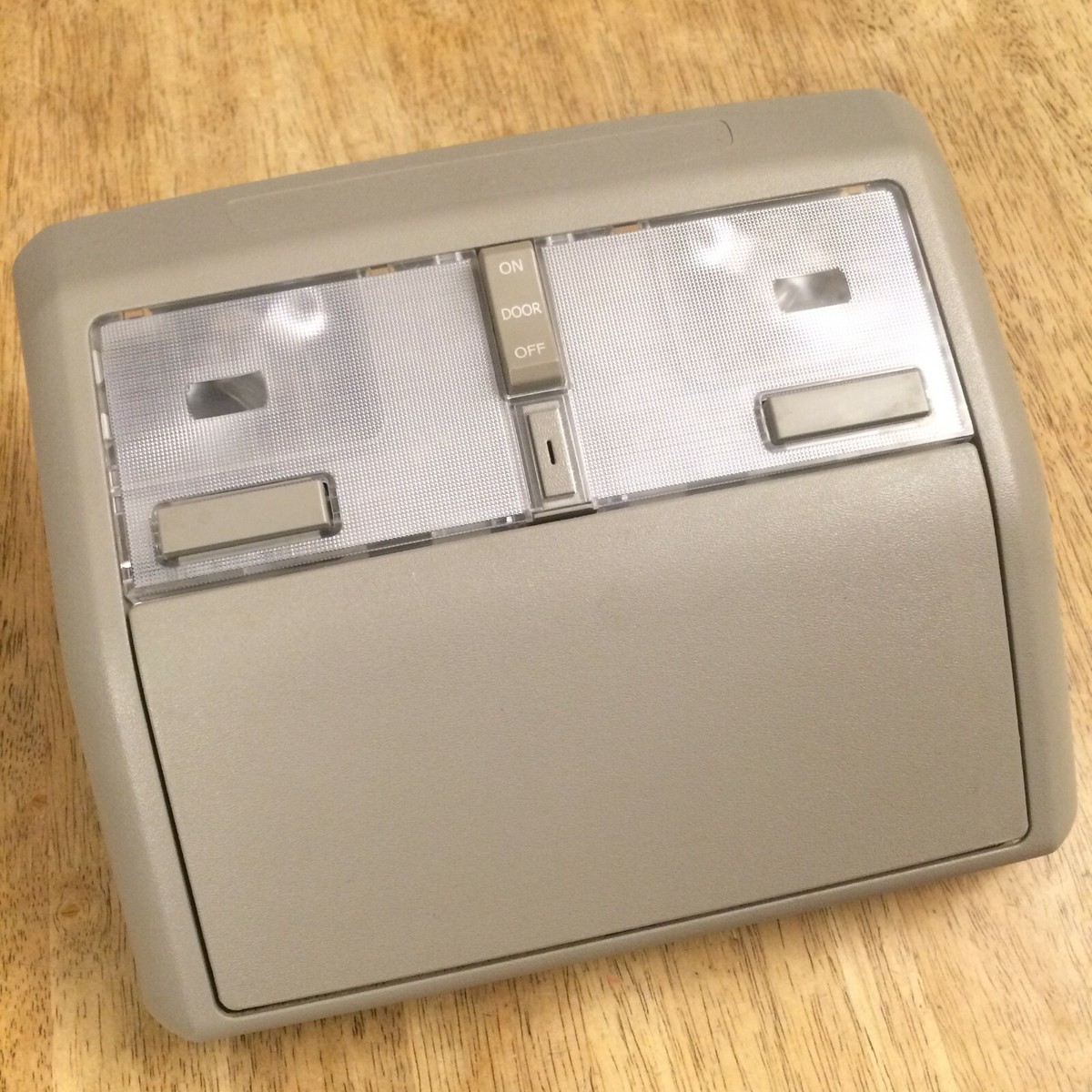 2004-2005 Nissan Maxima Overhead Light Console Sunglass