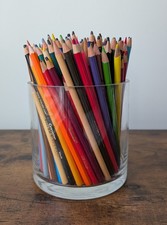 Zestaw 169 używanych kolorowych ołówków Crayola i RoseArt, szklany pojemnik w zestawie