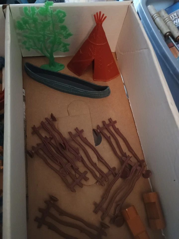 Lote Mixto 100+ Plástico Vaqueros e Indios Ejército Soldados Caballos Canoa Carpa Cerca Foto 4 de 4