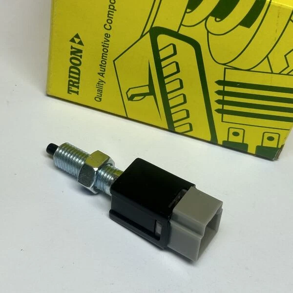 Interruptor de luz de freno para Nissan D21 + D22 NAVARA 85-15 2 años de garantía Foto 2 de 4