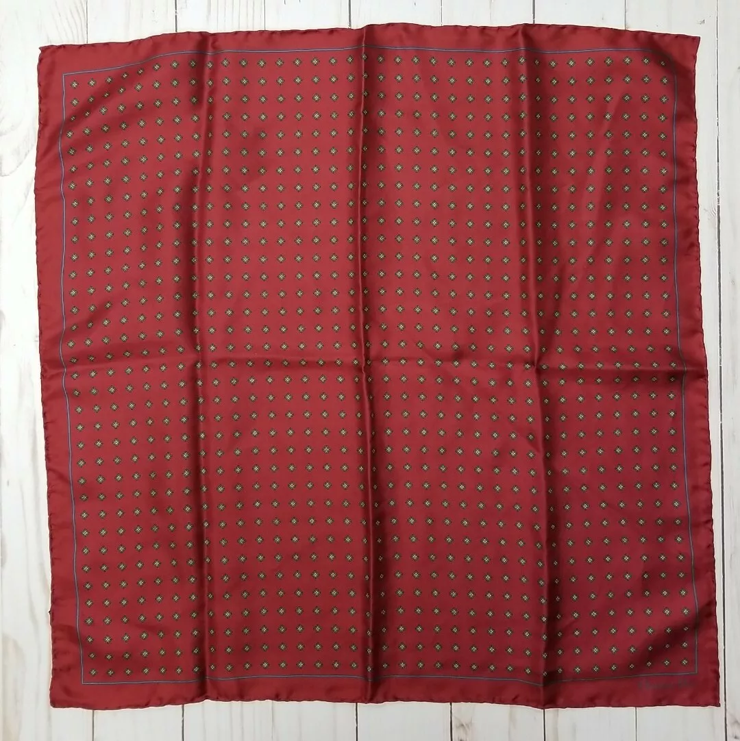 Foulard Christian Dior en soie roulé main au Portugal carré 18