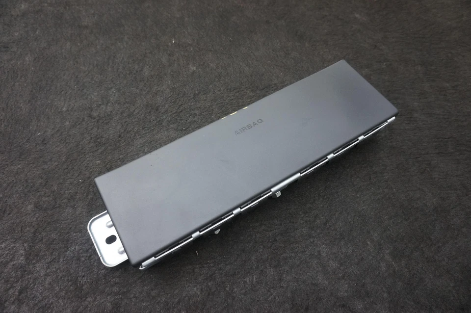 Airbag dianteiro direito passageiro joelho inferior 72126943920 BMW 760I xDrive G70 2023-24 - Imagem 2 de 4