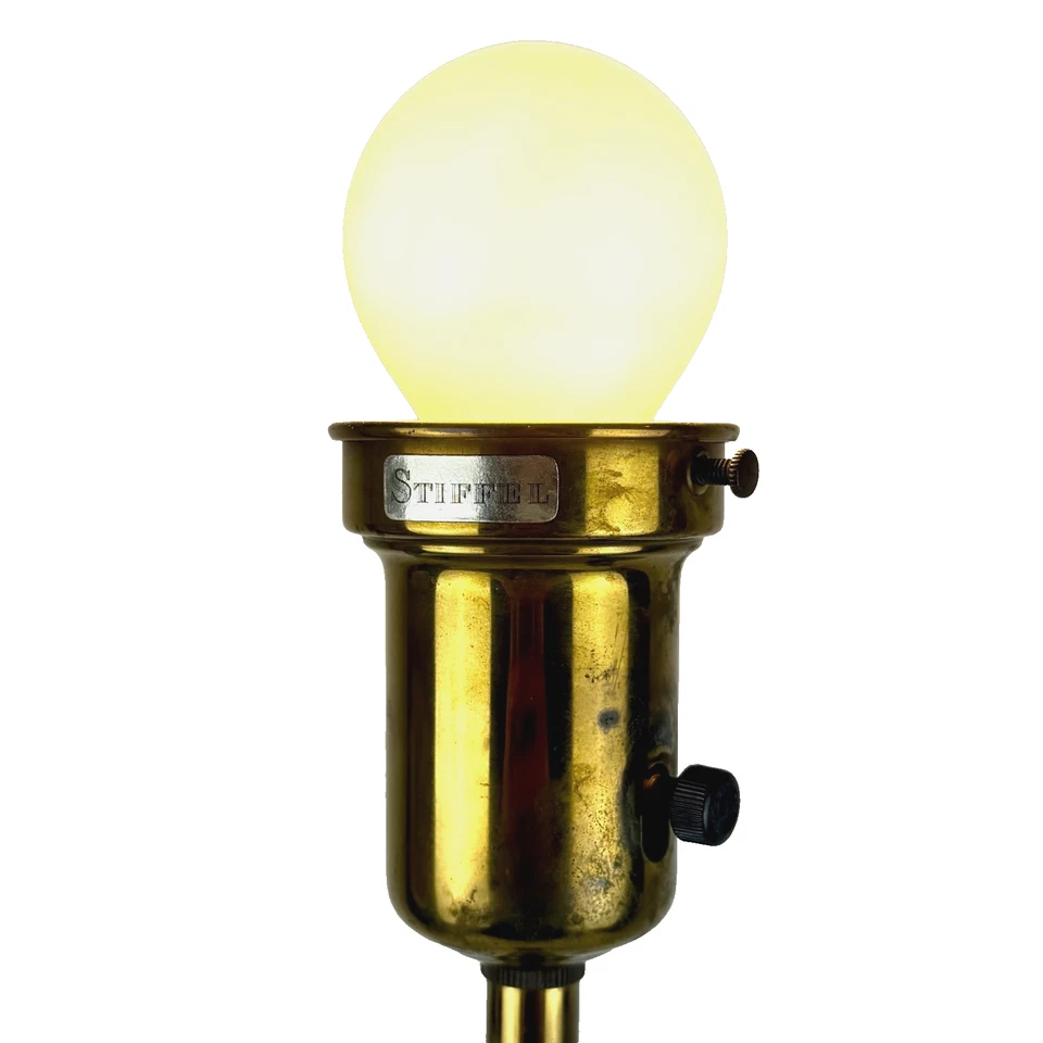 Lámpara de mesa vintage de obelisco de latón rígido y nogal 31 pulgadas moderna de mediados de siglo Foto 2 de 4