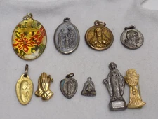 VINTAGE LOT OF 11 DIFFERANT RELIGIOUS PENDANTS AND OTHER RELIGIOUS ITEMS
