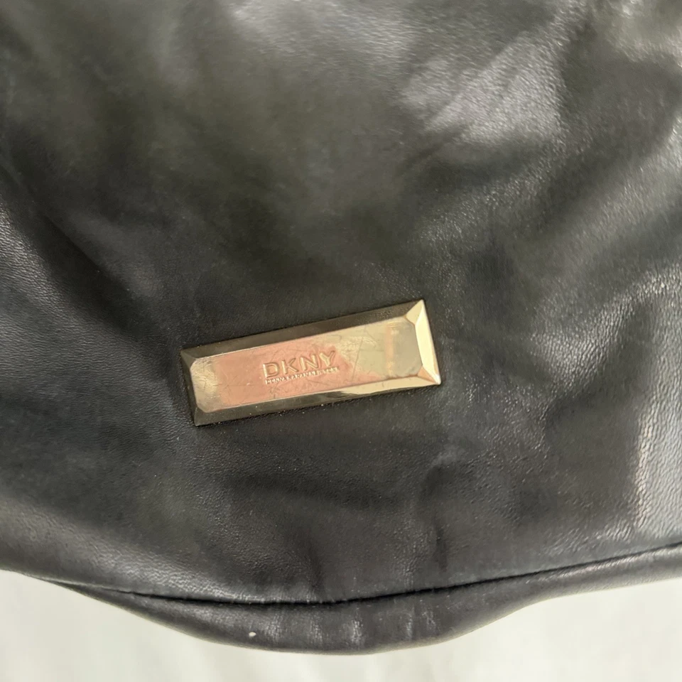 Bolso hobo de cuero dkny negro en muy buen estado correa extra para bandolera Foto 3 de 4