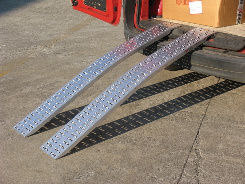 Rampe de chargement 2m en alu pour remorque : monter un quad ou une tondeuse