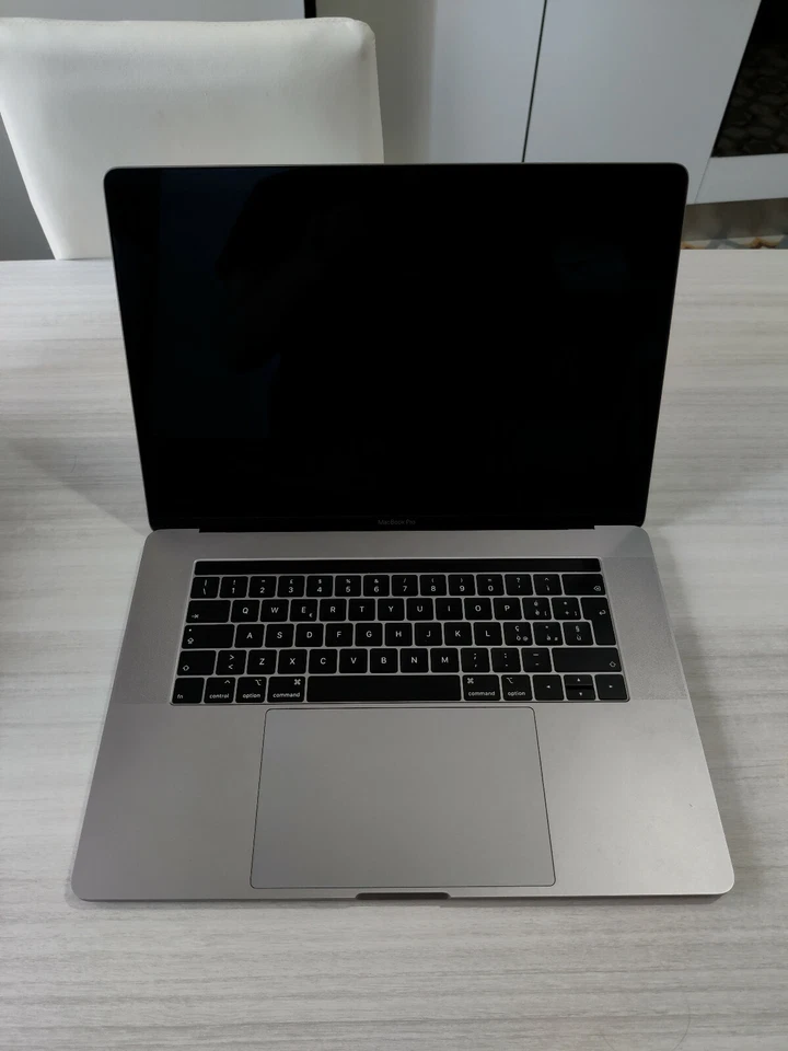 Apple MacBook Pro 15,4" Retina (512GB SSD, Intel Core i7 8a generazione, 2,6..., foto 1 di 5