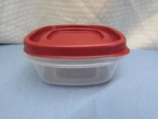 Rubbermaid 7J56 Red Easy Find Lid 1.25 Cup Food Storage Container