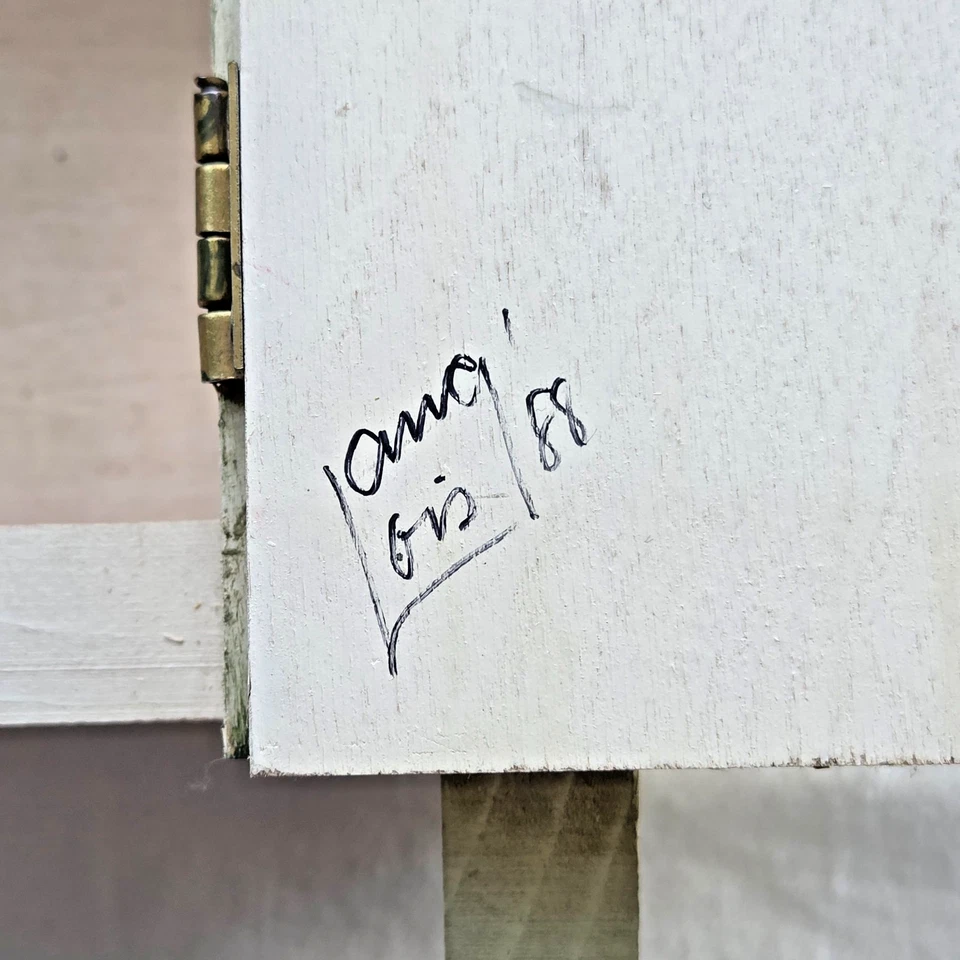 Gabinete de pared de madera pintado a mano diseño de granja arte popular firmado 1988 de colección Foto 3 de 4