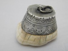 Alter Charivari Anh&auml;nger Silber 800-er mit einem Zahn eines  Hirsches.