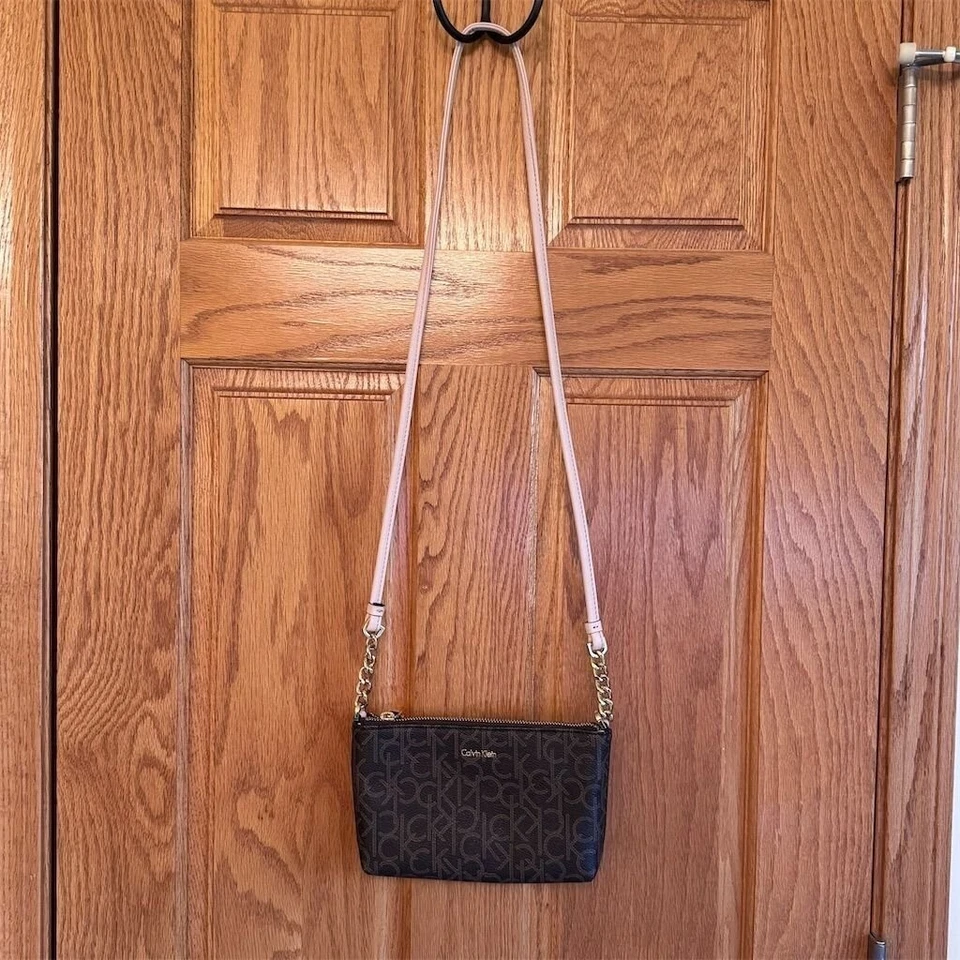 Bolso Baguette Calvin Klein Hayden Cartera Almendra/Caqui Monograma Para Mujer Pequeño 8x5" Foto 3 de 4