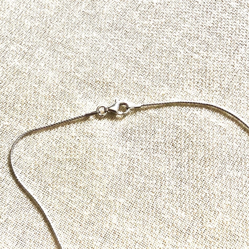 Collar Cruz Infinita Plata Foto 4 de 4