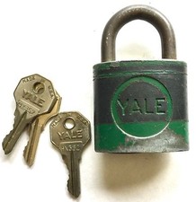 VINTAGE YALE - MADE IN USA 2 1/2" TOTAL HEIGHT PADLOCK ~ GREEN WITH THREE KEYS