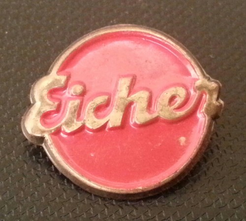 Eicher Brosche Traktor lackiert Hohlprägung 21x18mm alt+original