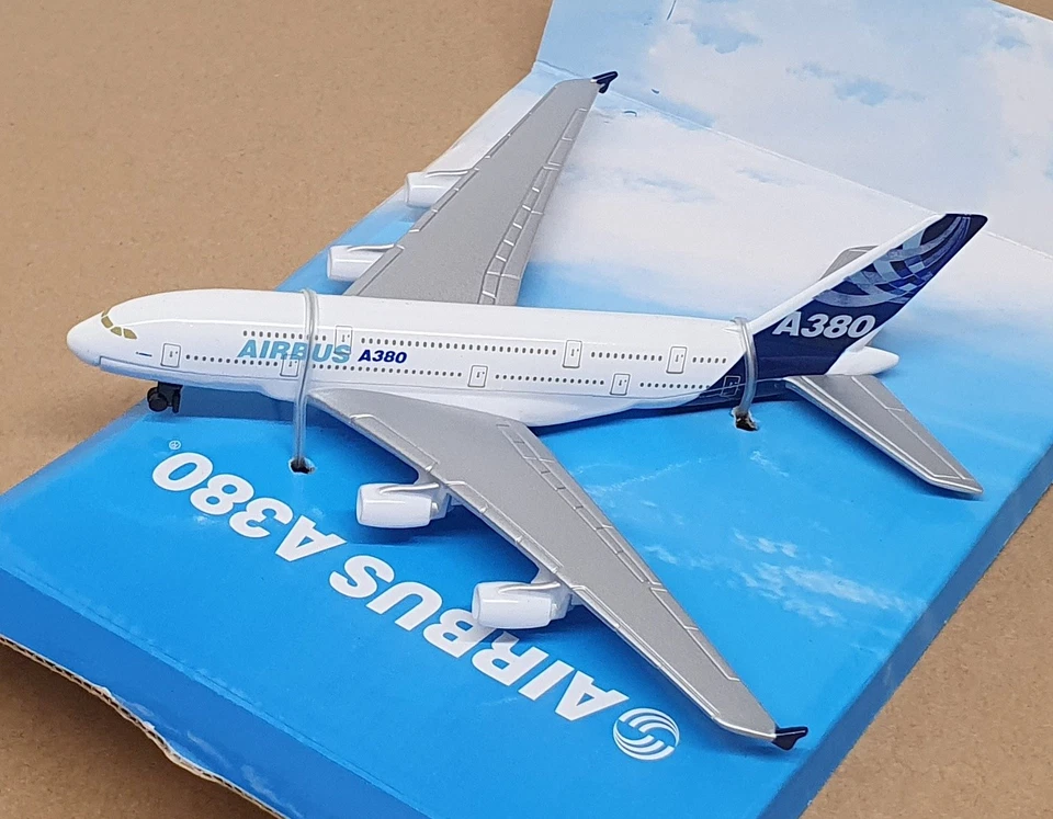Daron Toys Appx 14cm Long Diecast RT0380 - Airbus A380 Aircraft - White/Blue - Image 4 of 4