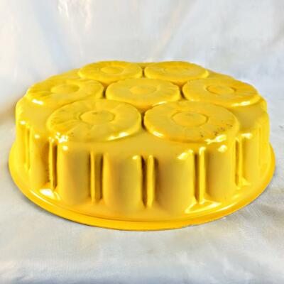 Vintage Yellow Pineapple Upside-Down Round Cake Pan 