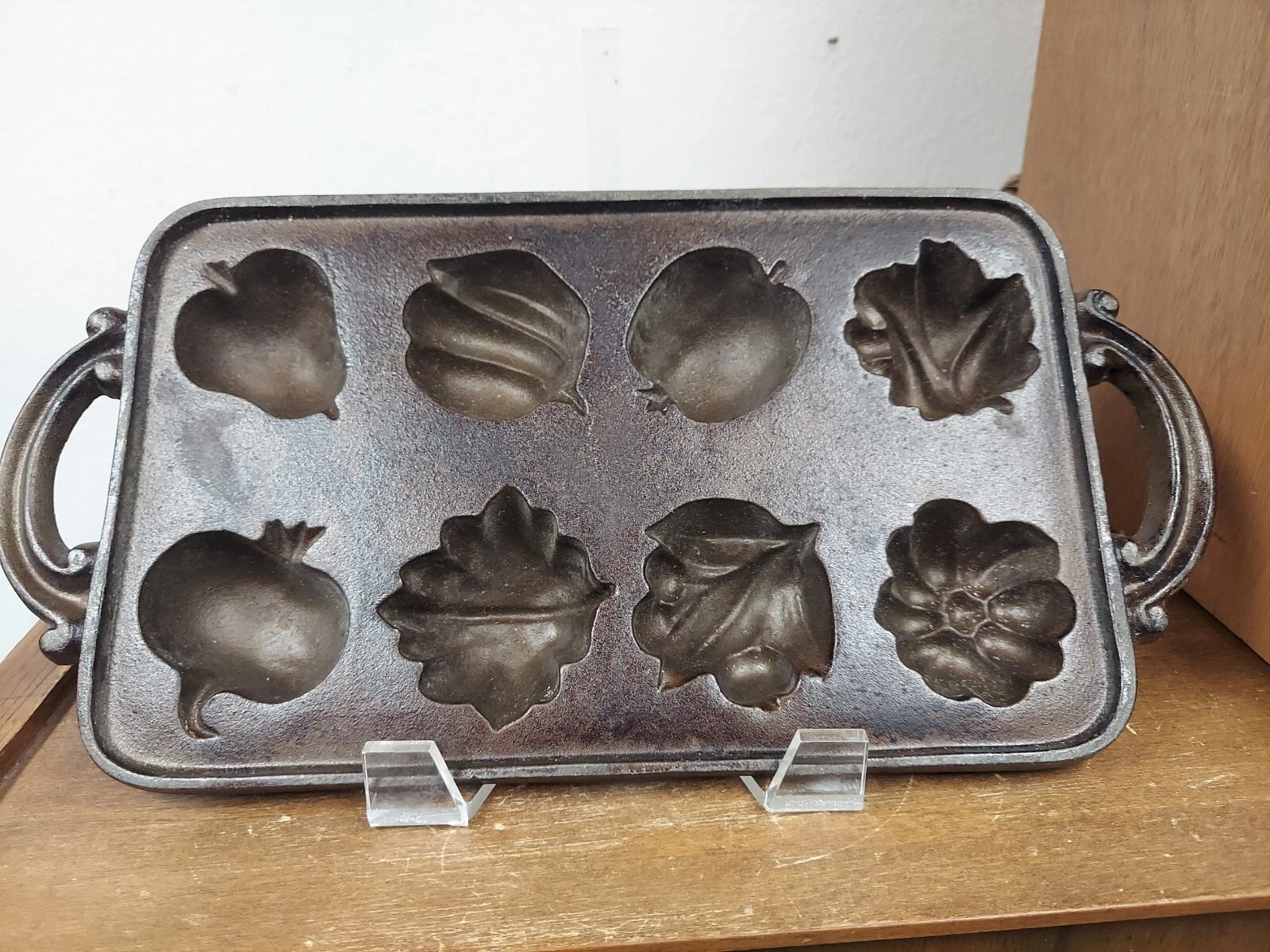 Cast Iron Vegetable Fruit Cornbread Muffin Pan USA 31-161 15" Long 7 1/2" Wide