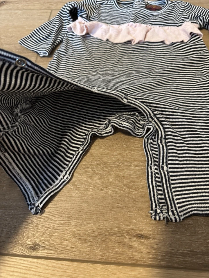 Mameluco 7 para toda la humanidad bebés niñas 3-6 meses rayas negro blanco volantes SnapUp Foto 3 de 4