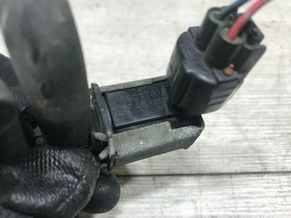 Válvula solenoide de vacío Smart Forfour 2005 1,3 gasolina automática de 5 puertas mr507781 Foto 2 de 2