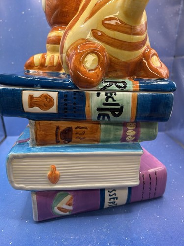Bico Cat On A Stack Of Cook Books Tarro de galletas de cerámica Recetas Gatito Gatito Atigrado - Imagen 8 de 24