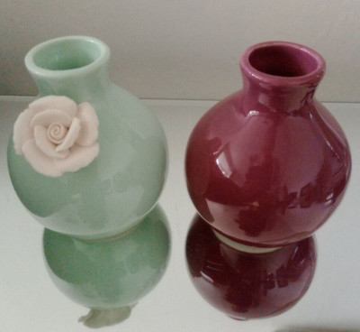 2 runde kleine Keramik Blumen Zier Zwiebel Form Vase Vasen Aqua Lila Blume