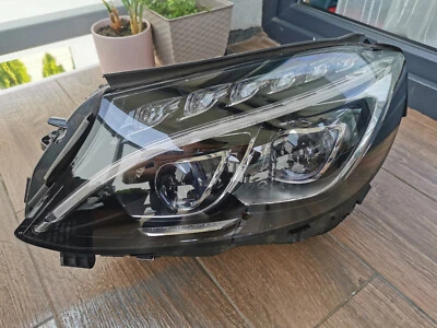 Professionelle Reparatur eines beschädigten Scheinwerfers für Mercedes W205 ILS - Bild 1 von 3
