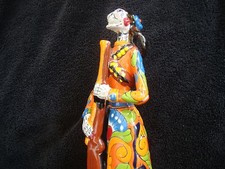 Día de Muertos hecho a mano Talavera, Adelita por el artista mexicano Gerardo García