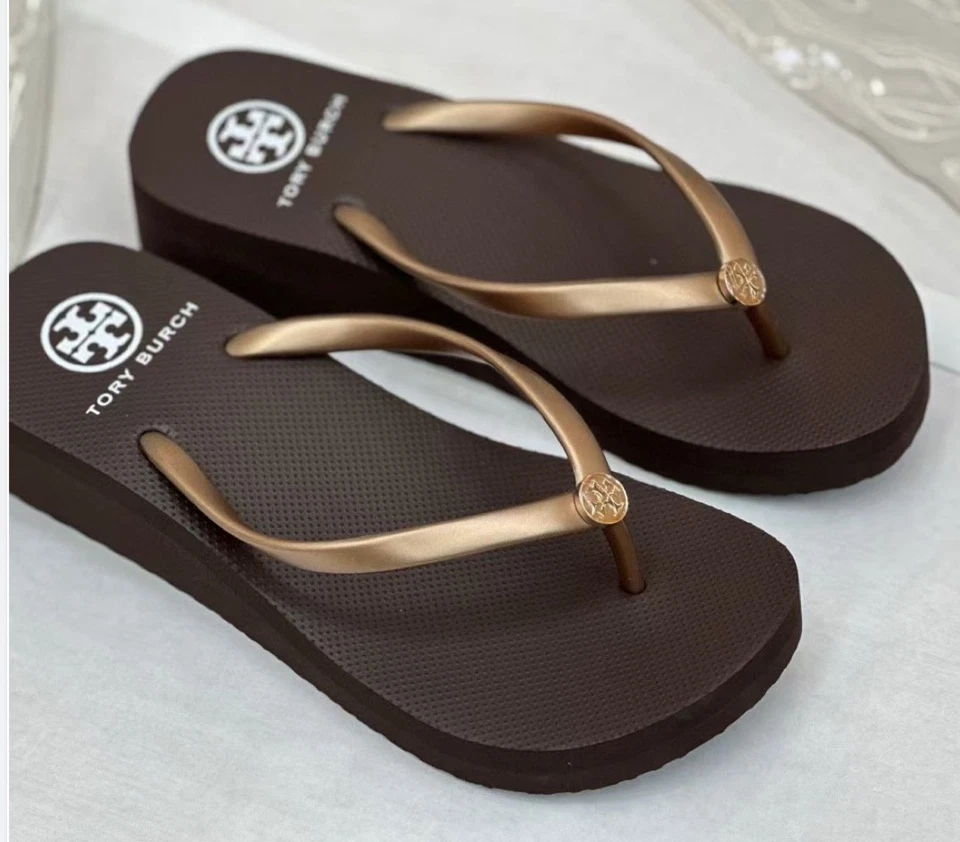 Chanclas Tory Burch para mujer color champán dorado tacón de cuña toboganes de playa Foto 2 de 4