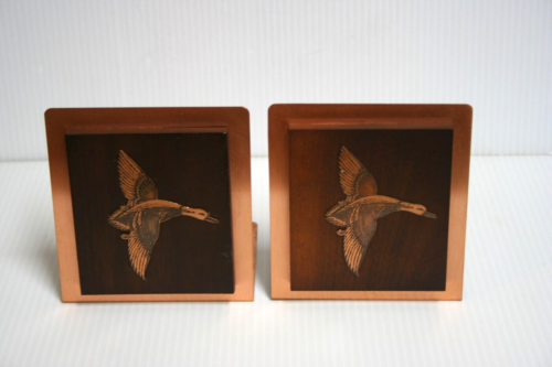 Vintage Fantasy Copperware Pair Geese Bookend Hand Wrought Solid Copper On Wood - Afbeelding 1 van 10