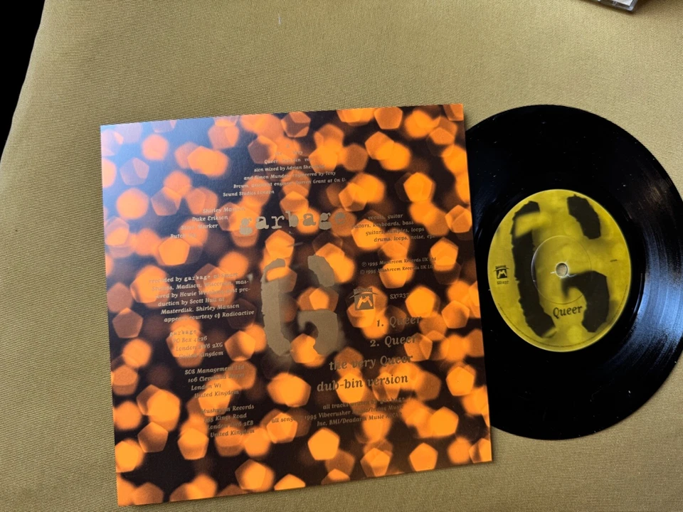 GARBAGE - QUEER - UK - 7" SINGLE - LIMITED EDITION NUMBERED PLASTIC OUTER CASE - Image 3 of 4