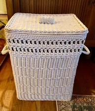 VTG boho mcm White Wicker Rattan Laundry Hamper Basket With Lid and Handles