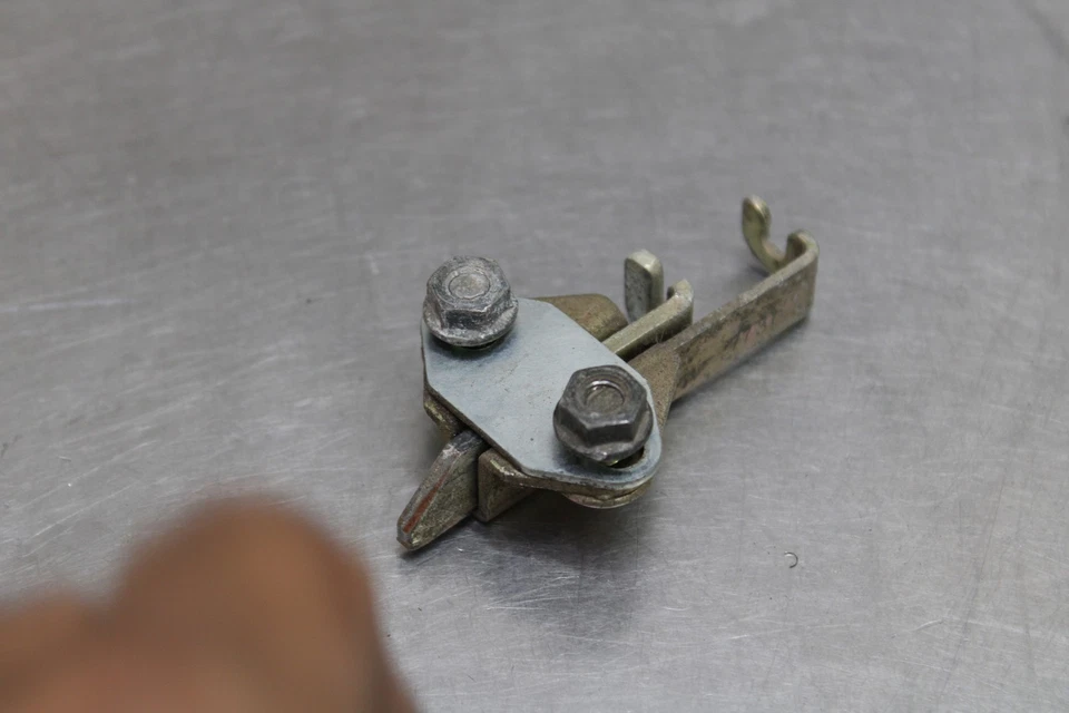 97-07 YAMAHA YZF600R  REAR PASSENGER SEAT LATCH LOCK ASSEMBLY Foto 3 de 4