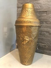 Joli vase ancien en laiton ou cuivre martelé décor fleurs collection