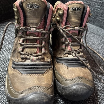 KEEN Women's Waterproof Hiking Shoe Timberwolf/Brick Dust Size 8 worn once