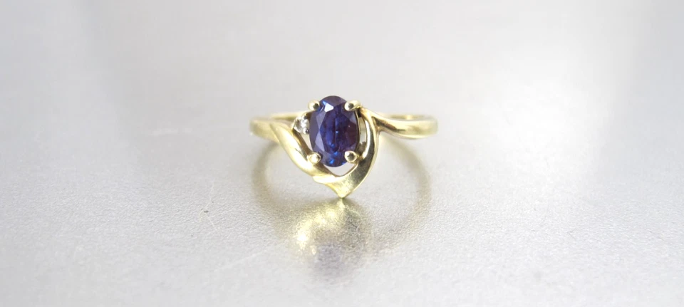 De colección. Anillo de diamantes de zafiro creado en laboratorio con cambio de color de oro amarillo de 10 quilates talla 4,50 Foto 4 de 4