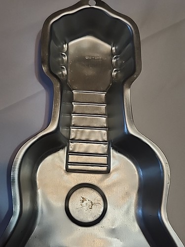 Wilton 2000 Guitar Aluminum Cake Pan Mold 2105-570 SCRATCHES DENTS - Picture 2 of 5