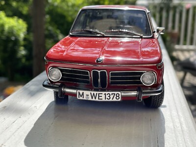 1:18 Autoart BMW 2000 Touring 1971 rot / granadared #70683 by